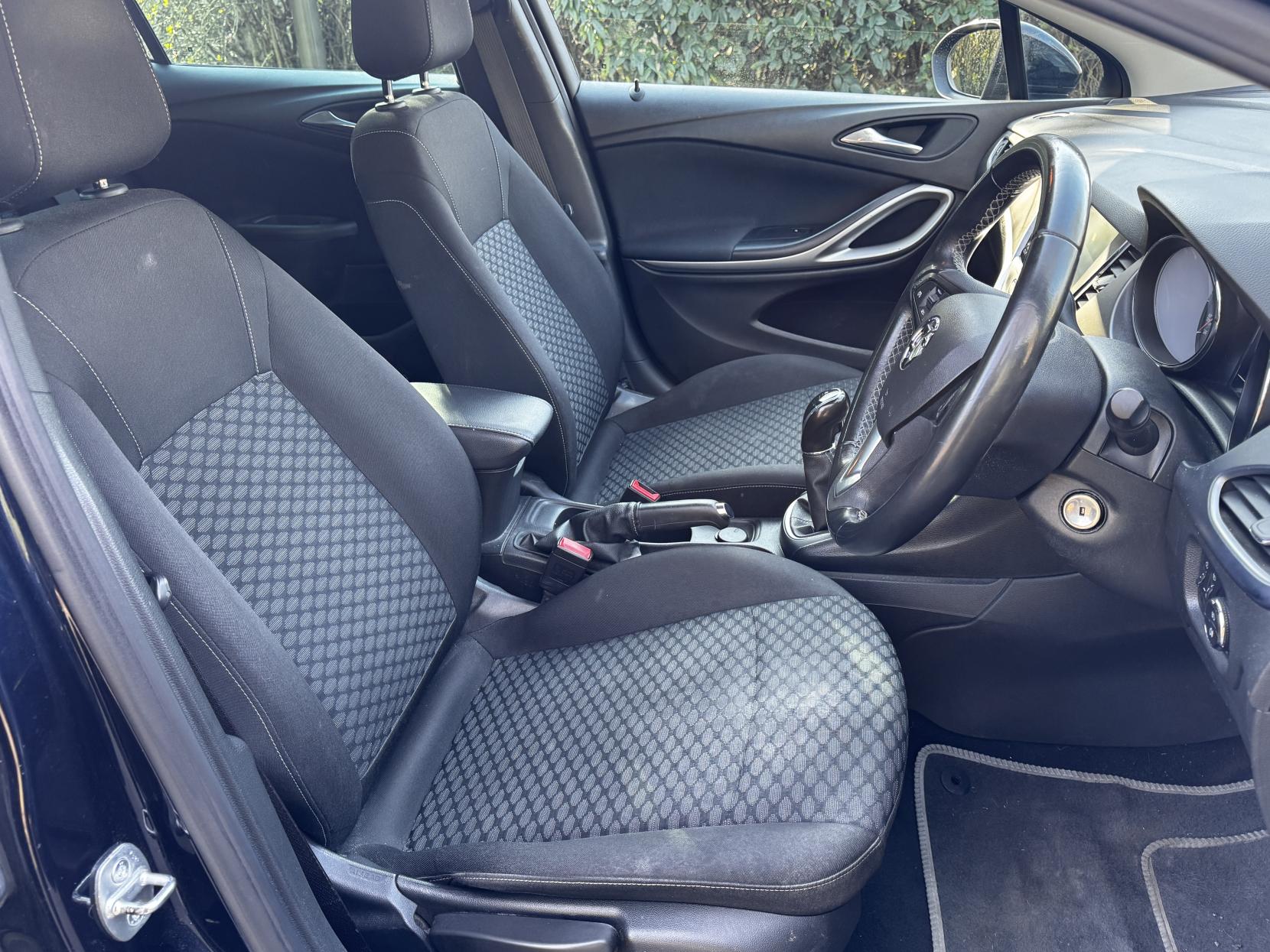 Vauxhall Astra 1.6 CDTi BlueInjection Tech Line Nav Hatchback 5dr Diesel Manual Euro 6 (s/s) (136 ps)