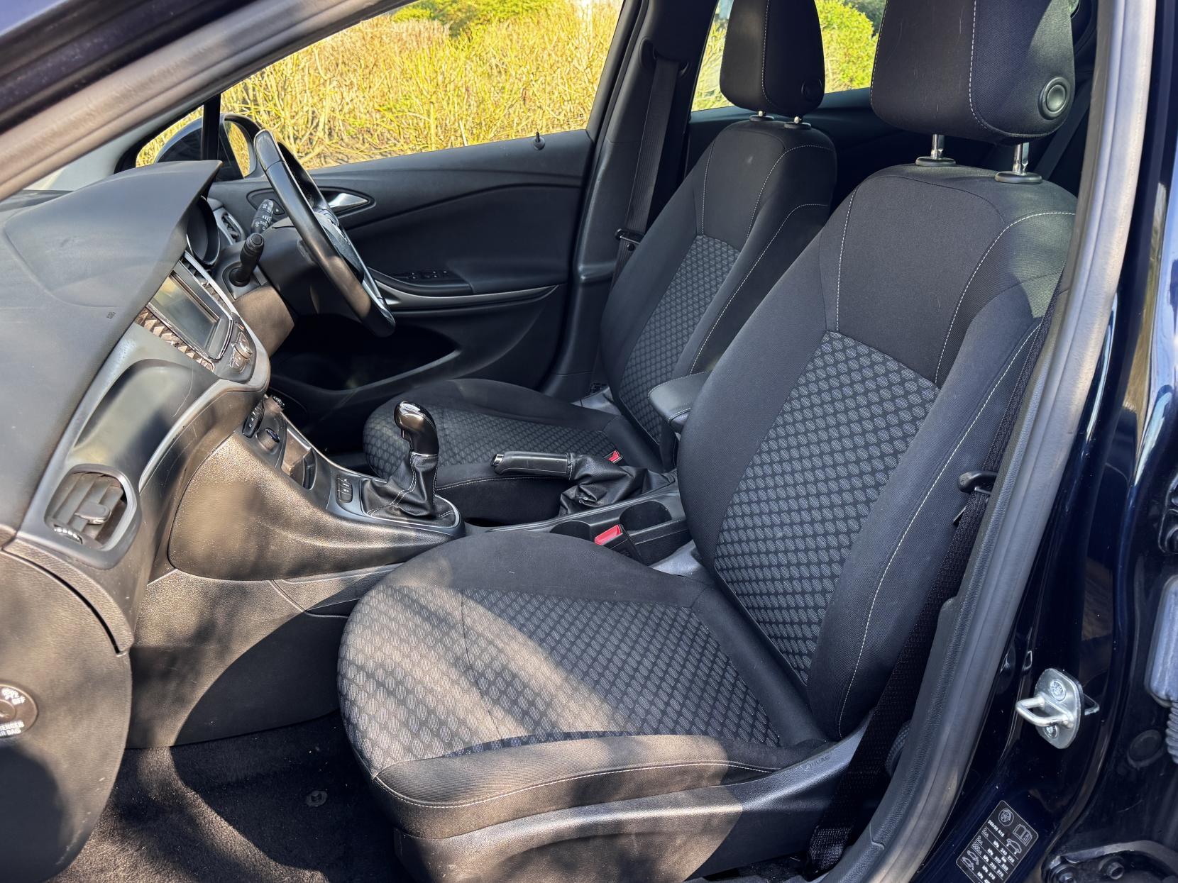 Vauxhall Astra 1.6 CDTi BlueInjection Tech Line Nav Hatchback 5dr Diesel Manual Euro 6 (s/s) (136 ps)